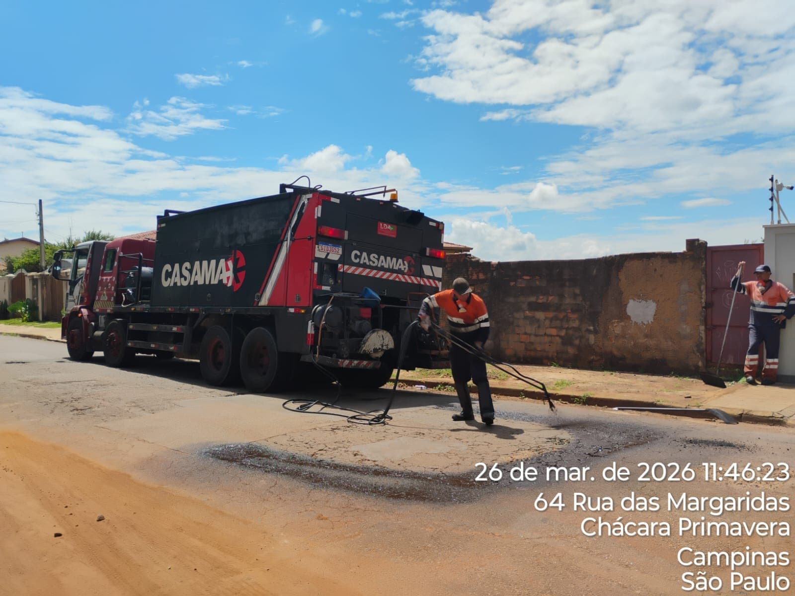Operação de equipamento em canteiro de obras